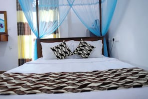 Premium bedding, Tempur-Pedic beds, in-room safe, individually decorated - Village Star Rest Mirissa Sri Lanka (Mirissa)