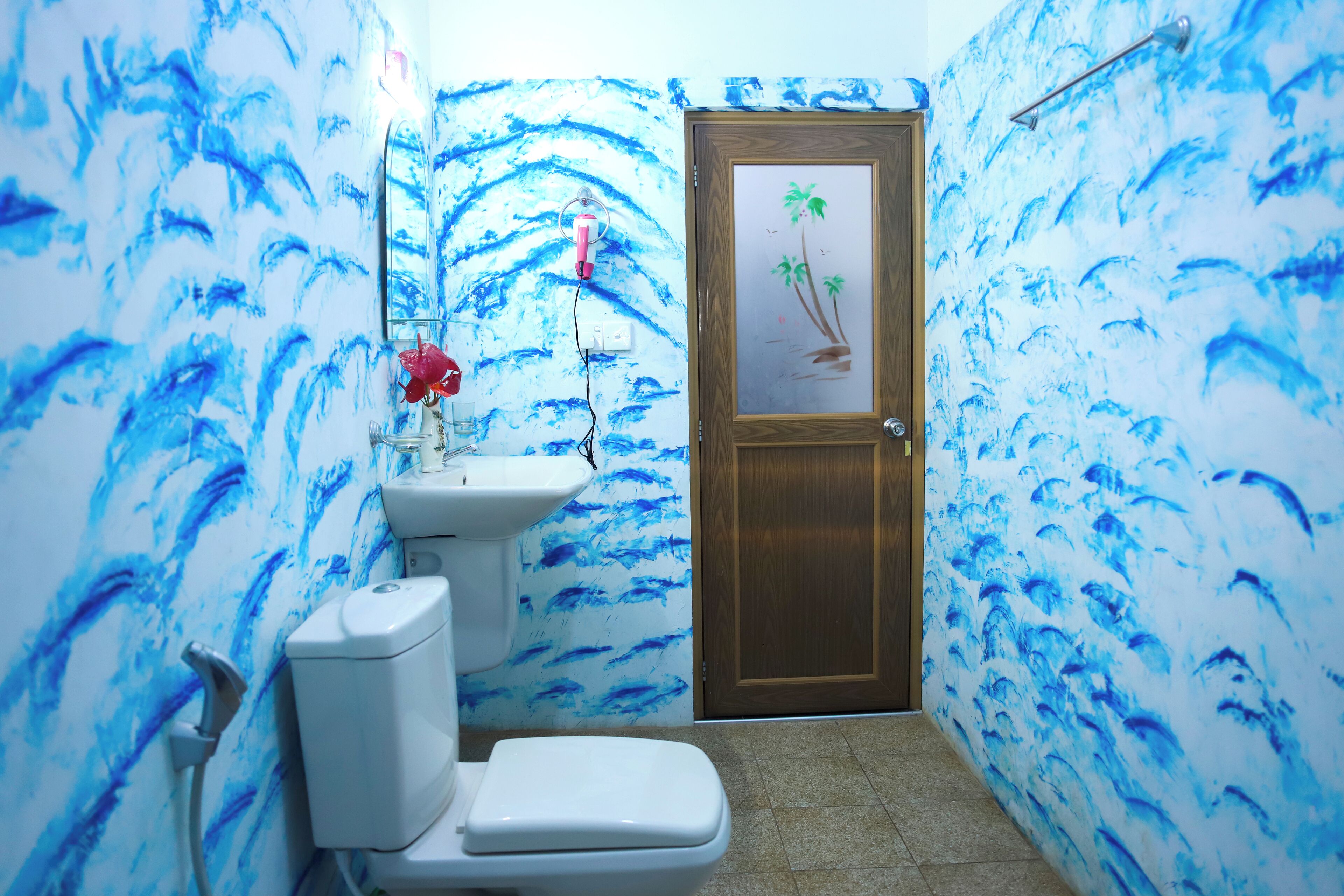 Un baño con inodoro, lavamanos y ducha.