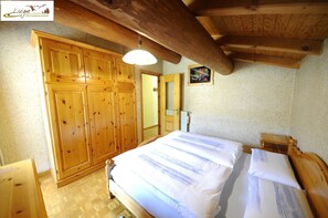 Familienapartment, 3 Schlafzimmer | 3 Schlafzimmer, hochwertige Bettwaren, Schreibtisch, Babybetten