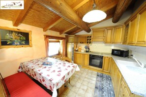 Appartement Familial, 3 chambres | Cuisine privée | Grand réfrigérateur, micro-ondes, four, plaque de cuisson