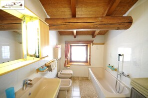 Family Apartment, 3 Bedrooms | Bathroom | Separate tub and shower, deep soaking tub, hair dryer, bidet - Appartamento Valeriano (Livigno)