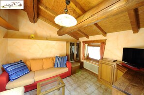 Familienapartment, 3 Schlafzimmer | Wohnbereich | Flachbildfernseher