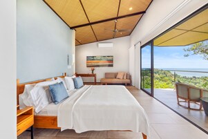 Premium Double Room | 1 quarto, frigobar, cofres nos quartos, individualmente decorados