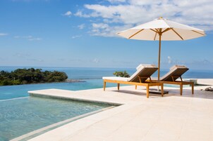 Una piscina al aire libre (de 07:00 a 19:00), sombrillas, tumbonas