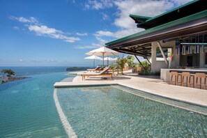 Outdoor pool, open 7:00 AM to 7:00 PM, pool umbrellas, pool loungers - Hotel Three Sixty - Adults Only (Ciudad Cortés)