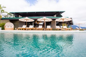 Una piscina al aire libre (de 07:00 a 19:00), sombrillas, tumbonas