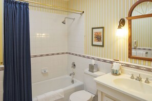 Kostenlose Toilettenartikel, Haartrockner, Bademäntel, Handtücher