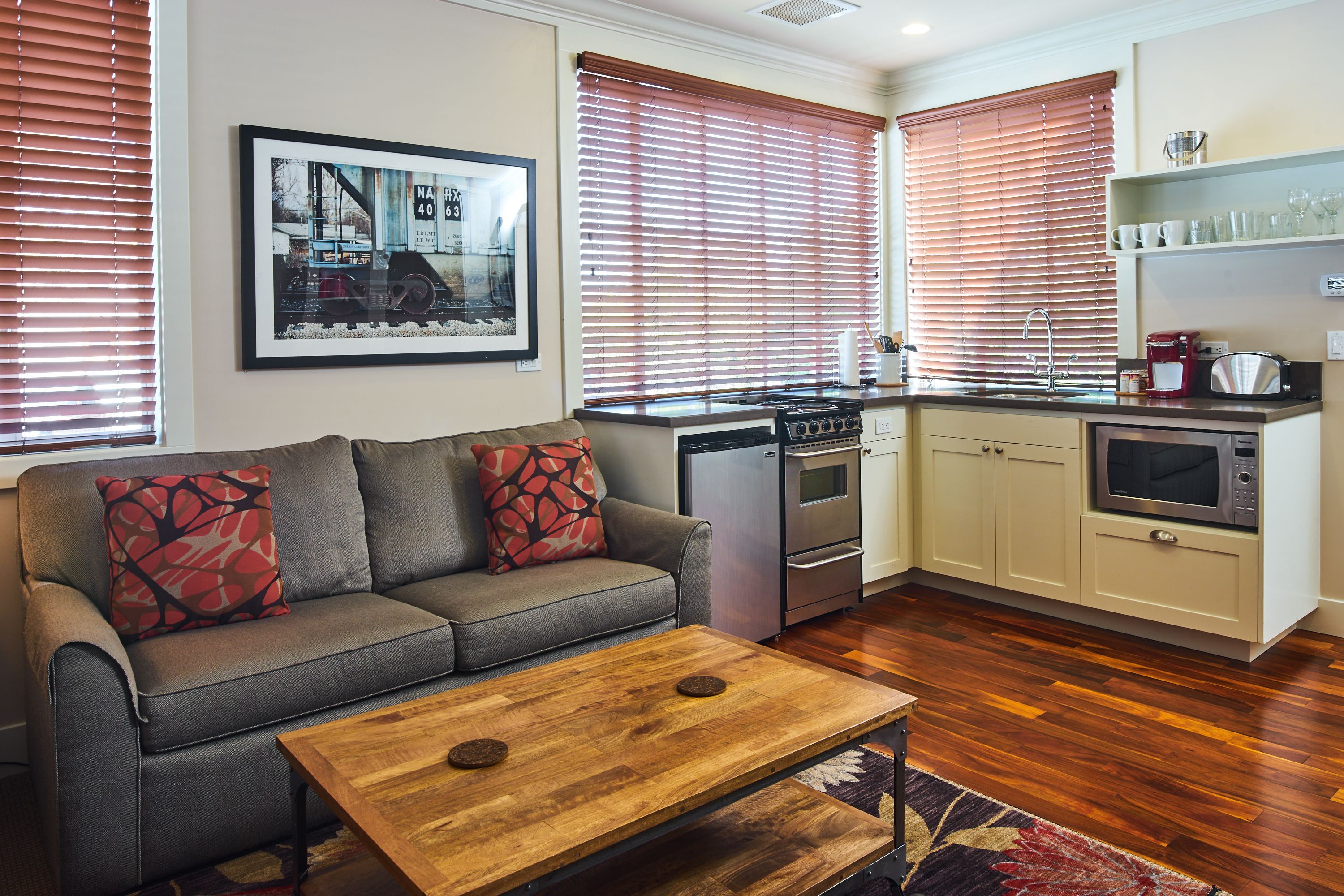 deluxe suite, kitchen | private kitchenette | mini-fridge, ice maker