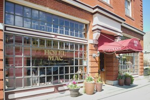 Property entrance - Hotel Mac (Richmond)