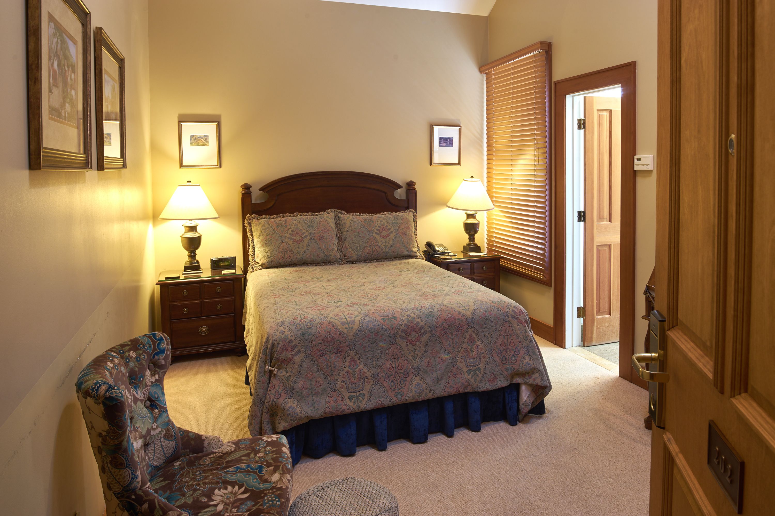 economy single room, 1 queen bed | 1 bedroom, premium bedding, in-room safe, iron/ironing board