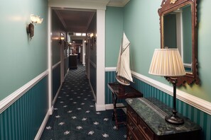 Hallway - Hotel Mac (Richmond)
