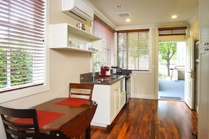 Estudio de lujo, 1 cama Queen size, cocina | Cocina privada | Frigobar y máquina de hielo