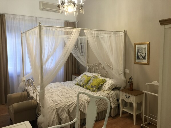 Quarto casal standard | Escrivaninha, ferros/tábuas de passar roupa, Wi-Fi de cortesia