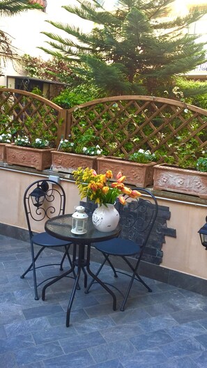 Quarto duplo, 2 camas de solteiro | Terraço/pátio