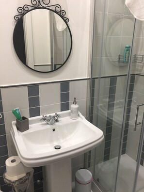Twin Room, 2 Single Beds | Bathroom - La piazzetta delle regine (Rome)