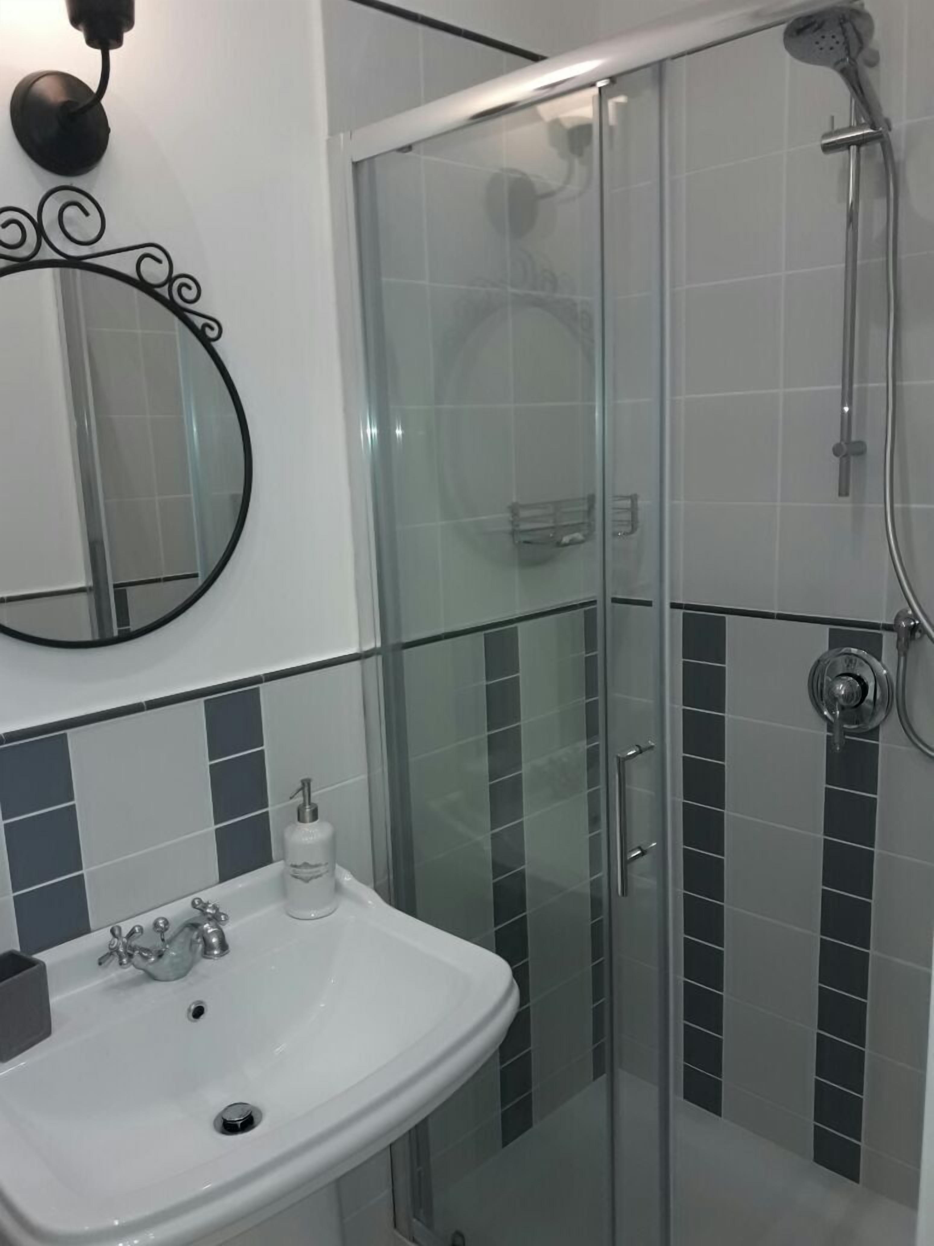 Zweibettzimmer, 2 Einzelbetten | Badezimmer | Dusche, kostenlose Toilettenartikel, Haartrockner, Bidet