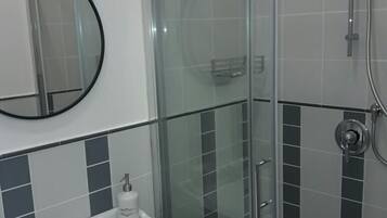 Zweibettzimmer, 2 Einzelbetten | Badezimmer | Dusche, kostenlose Toilettenartikel, Haartrockner, Bidet