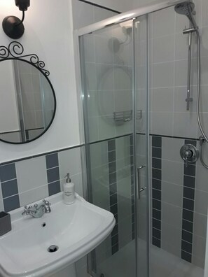 Habitación con 2 camas individuales, 2 camas individuales | Baño | Regadera, amenidades de baño gratuitas, secadora de cabello, bidet 