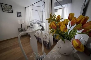 Quarto casal, varanda | Escrivaninha, ferros/tábuas de passar roupa, Wi-Fi de cortesia
