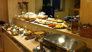 A buffet with various food items and utensils. - Olidal Pousada da Serra (Gramado)