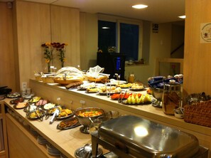 Sudah termasuk sarapan prasmanan setiap hari