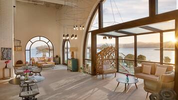 2 bares, bar junto a la piscina