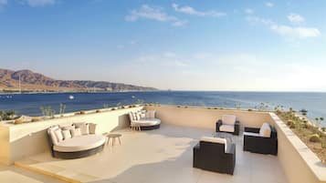 Room, 1 King Bed, Non Smoking, Partial Sea View (Prestige Penthouse Suite)