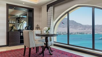 Italiaanse Frette-lakens, luxe beddengoed, donzen dekbedden, een minibar