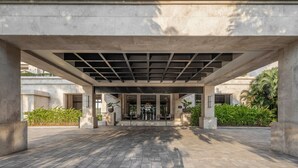 The entrance of The Santa Maria with a covered walkway and a view of the interior. - The Santa Maria, A Luxury Collection Hotel & Golf Resort, Panama City (Panama City)