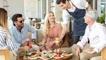 2 restauranter; severer morgenmad og lokale og internationale retter