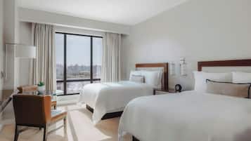 Chambre Deluxe, 2 grands lits, vue ville | Literie de qualité supérieure, minibar, coffres-forts dans les chambres