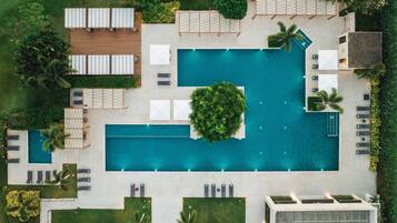 Outdoor pool, free cabanas, pool umbrellas