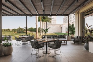 2 restaurants, spécialités Cuisine locale et internationale