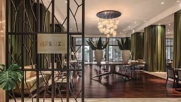 2 Restaurants, Frühstück, Mittagessen, lokale und internationale Küche