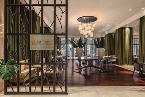 2 restaurants, spécialités Cuisine locale et internationale