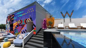 Piscina externa sazonal, funciona das 9h às 18h, barracas