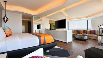 Suite, 1 Tempat Tidur King, sudut | Seprai premium, bantalan ekstra lembut, minibar, dan brankas