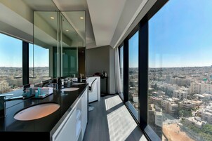 尊贵客房, 1 张特大床, 转角 | 高档床上用品、加厚床垫、迷你吧、客房内保险箱