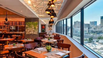 4 restaurantes; se sirve desayuno, almuerzo y cena; cocina asiática