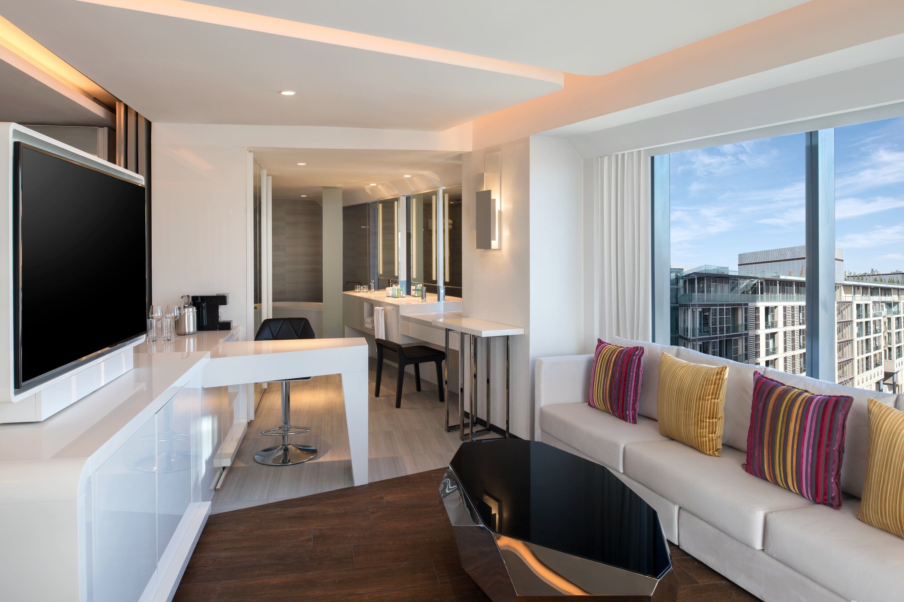 Suite, 1 King Bed, Corner | Premium bedding, pillowtop beds, minibar, in-room safe