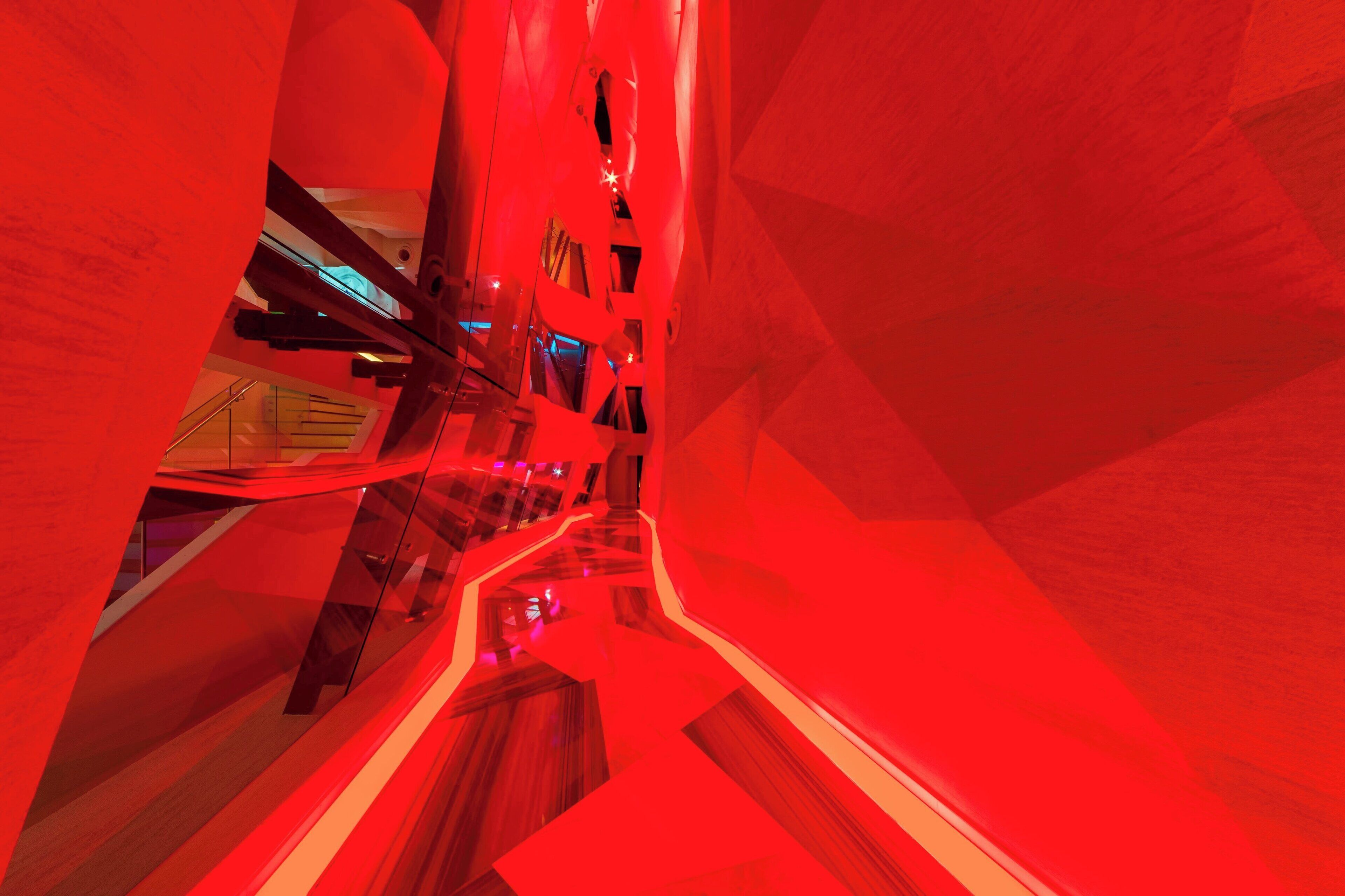 Un interior moderno con patrones geométricos y una decoración en tonos rojos.