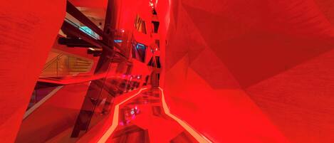 Un interior moderno con patrones geométricos y una decoración en tonos rojos.