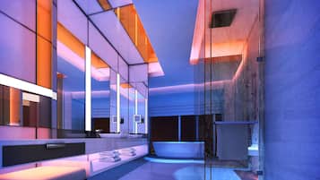 Suite, 1 kingsize-seng, hjørnerom (Wow Suite, penthouse) | Bad | Toalettartikler (inkludert), hårføner, badekåper og tøfler