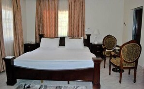 In-room safe, desk, iron/ironing board, free WiFi - Chateau De Trybze (Abuja)