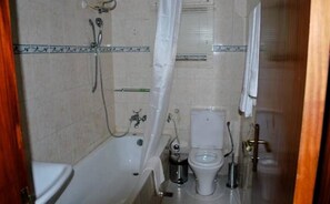 Separate bathtub and shower, deep-soaking bathtub, free toiletries