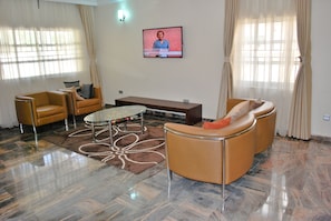 Presidentiële kamer | Een kluis op de kamer, een bureau, een strijkplank/strijkijzer