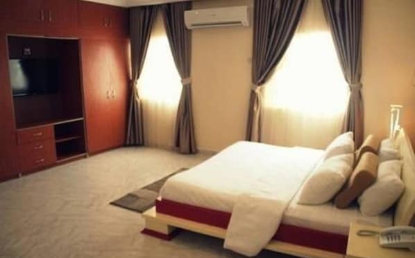 Executive kamer (2) | Een kluis op de kamer, een bureau, een strijkplank/strijkijzer