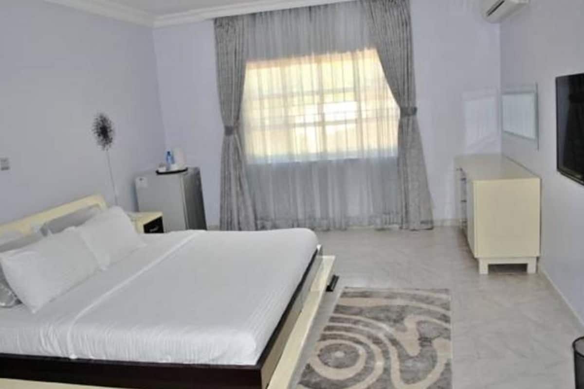 Classic Room | In-room safe, desk, iron/ironing board (on request), WiFi (free)