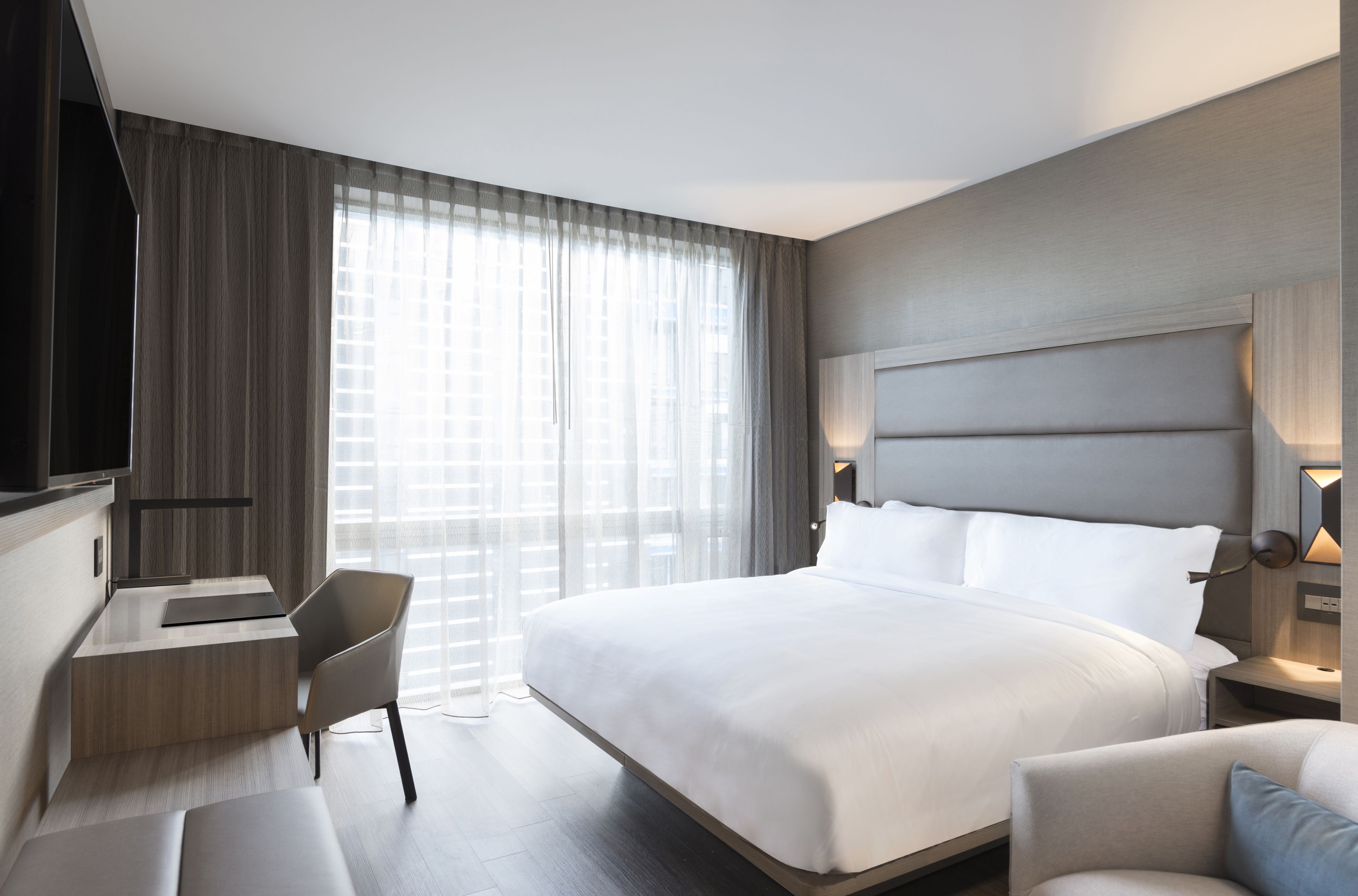 Egyptian cotton sheets, premium bedding, in-room safe, desk