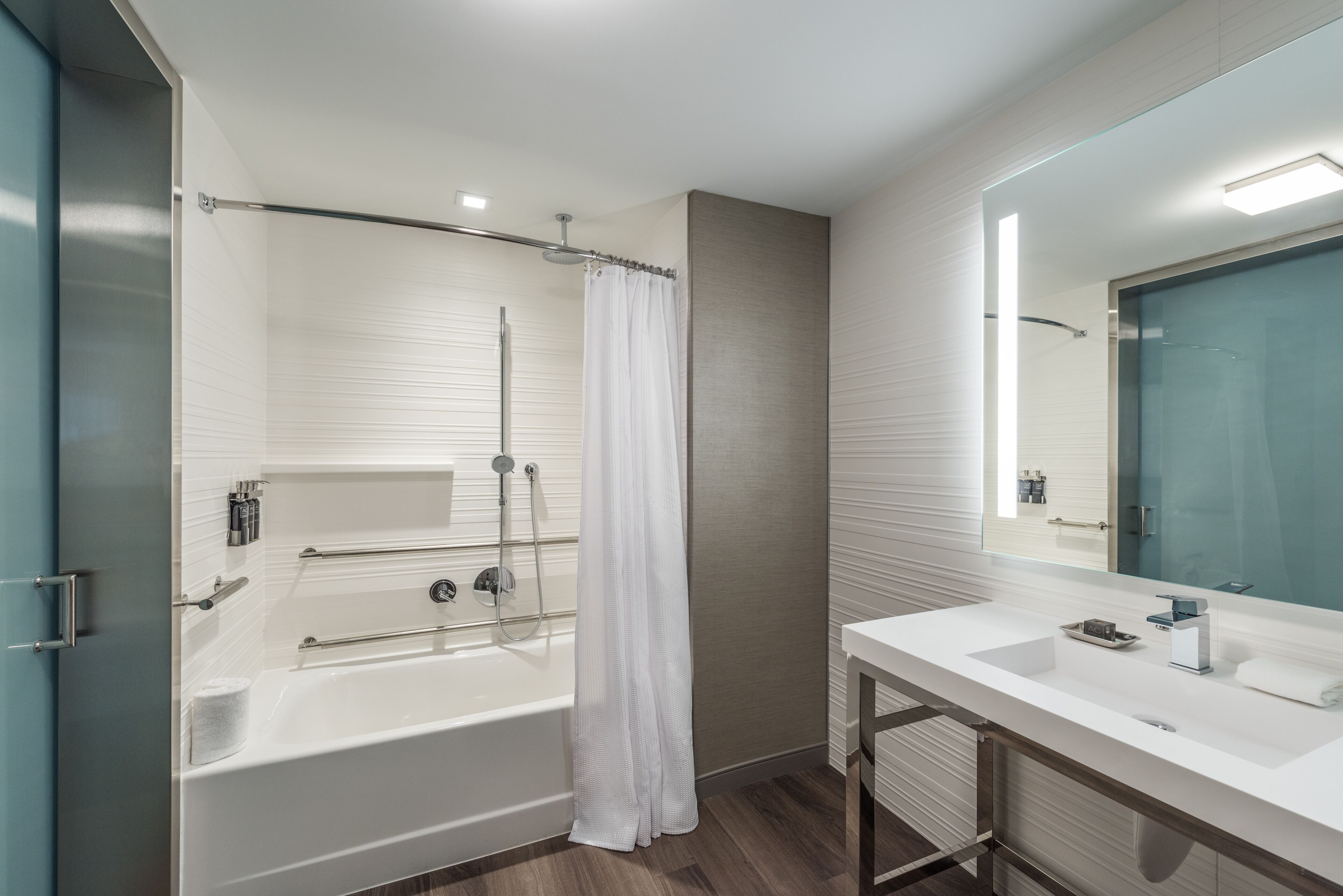 rainfall showerhead, free toiletries, hair dryer, towels